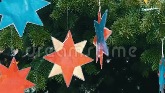 圣诞树上各种圣诞和新年玩具球和装饰品假期准备工作视频的预览图