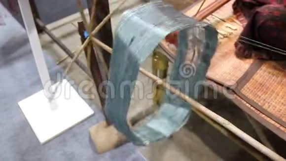 蚕茧中的蚕丝泰国最好的蚕丝是手工编织的蚕茧视频的预览图