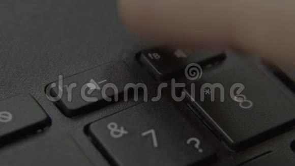 手指按键盘上的静音按钮视频的预览图