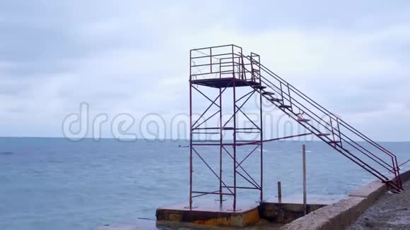 救生员塔在空海岸海滩的淡季风日和暴风雨的大海视频的预览图
