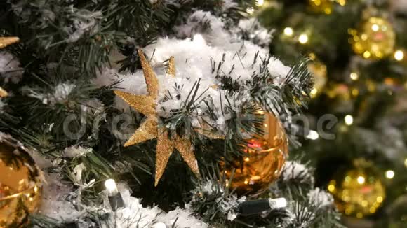 各种圣诞和新年的玩具球和装饰在圣诞树近景筹备视频的预览图