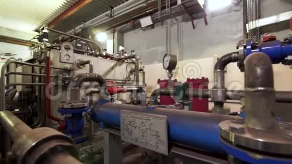 大型工业锅炉房集中供热系统的管道及带保温的水管库存数据视频的预览图