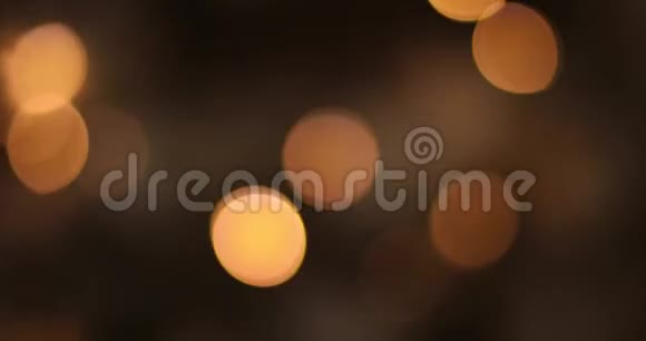 抽象模糊的圣诞节灯光博克背景4K闪烁的圣诞树灯闪烁冬季假期视频的预览图