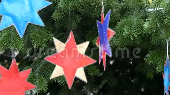 圣诞树上各种圣诞和新年玩具球和装饰品假期准备工作视频的预览图