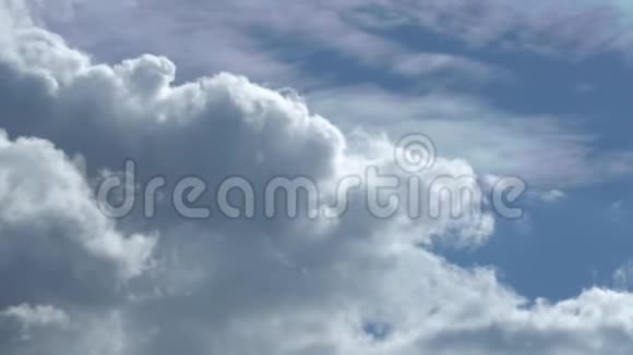 只有天空彩虹云是一种光学现象蓝天白云的美丽全景全高清时间延时视频的预览图