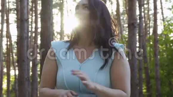 女人从森林里的昆虫中挥手视频的预览图