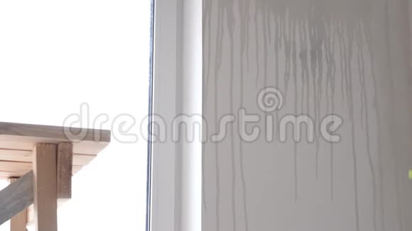 在公寓里修理一位欧洲貌美的年轻女子在家里修理墙壁启动视频的预览图
