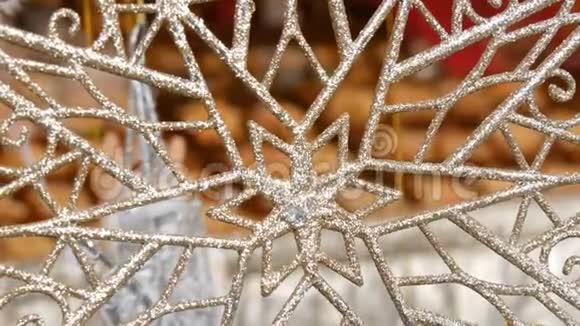 新年和圣诞节装饰圣诞节市场上一片巨大美丽的银雪花迎风飘扬视频的预览图
