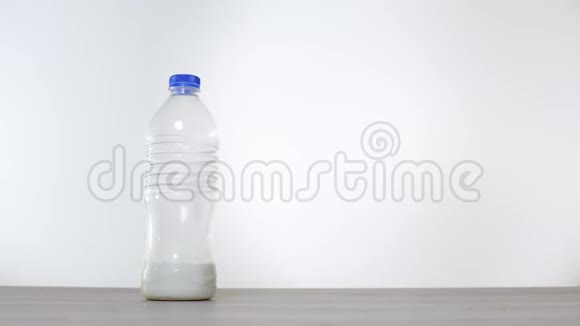 用玻璃瓶代替塑料瓶牛奶视频的预览图