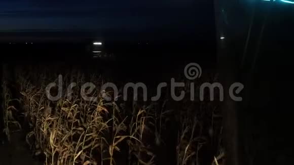 晚上把收割的玉米地合并起来视频的预览图
