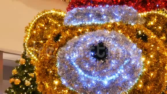 德国纽伦堡2018年12月1日漂亮的装饰花环一只戴着红色圣诞老人帽子的大圣诞熊视频的预览图