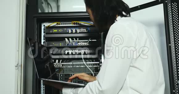 互联网技术人员检查调制解调器机柜视频的预览图