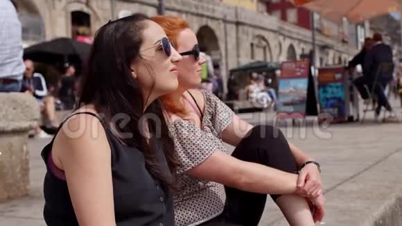 两个女孩探索葡萄牙波尔图市视频的预览图