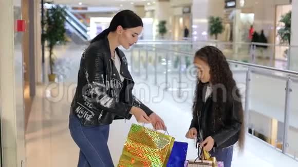时尚的年轻女孩和妹妹在购物中心散步和购物视频的预览图