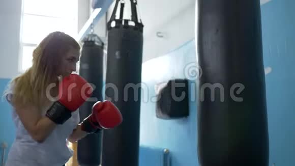 热爱运动在健身室进行手套训练的女拳击手视频的预览图
