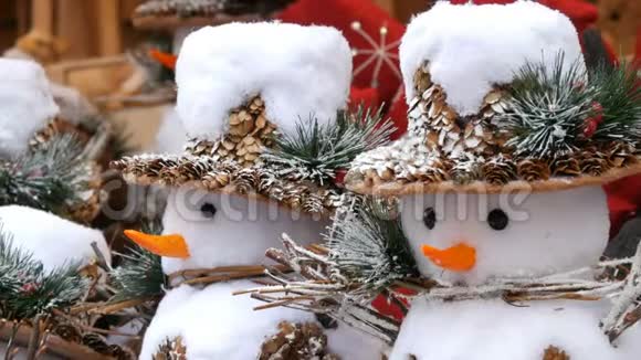圣诞节和新年装饰以一个戴帽子的雪人的滑稽人物视频的预览图