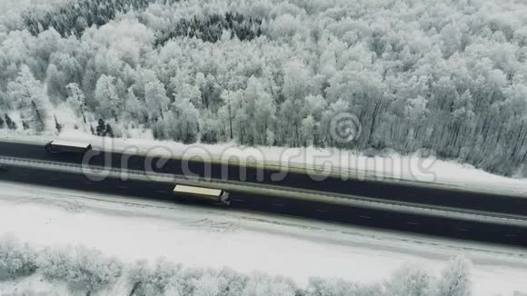 冬天汽车沿着高速公路行驶空中飞行视频的预览图