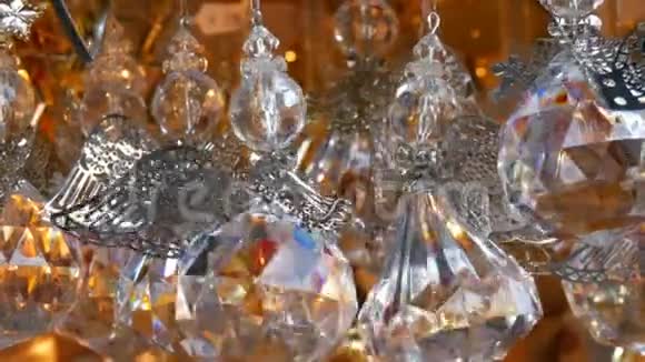美丽的圣诞树玩具以水晶天使的形式在风中摇曳新年和圣诞装饰视频的预览图