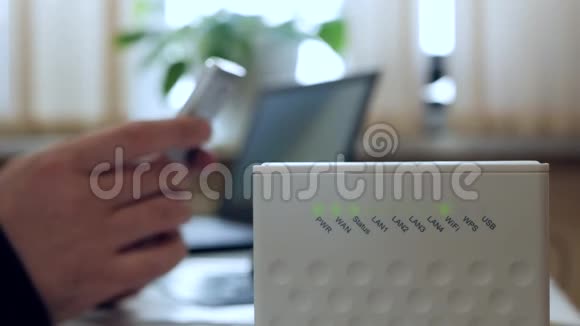 无线路由器一个男人在办公室里用智能手机特写视频的预览图