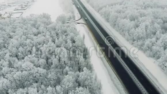 摄像机沿着冬天的路飞行视频的预览图