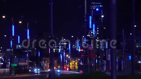 在繁忙的高速公路上夜晚城市的现代灯光库存录像城市高速公路上亮着霓虹灯和大灯视频的预览图