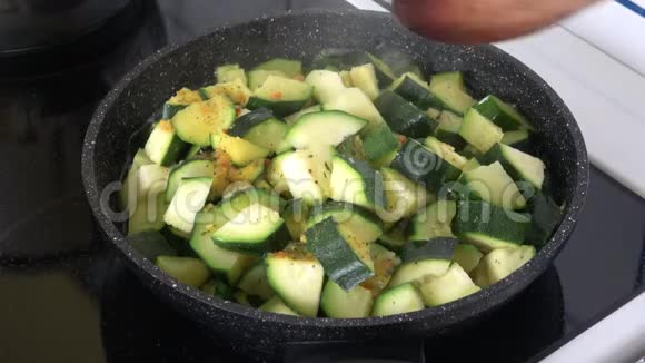 做西葫芦为健康饮食煮蔬菜视频的预览图