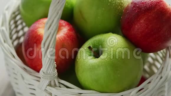 篮子里有红苹果和绿苹果视频的预览图