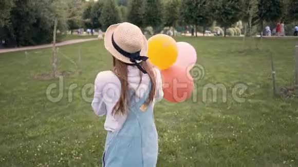戴着墨镜戴着气球奔跑旋转的姜女笑着视频的预览图