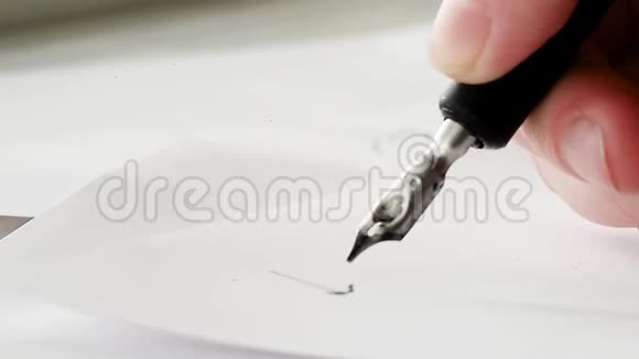 女人手用墨水写字钢笔写作创作作品的创作过程视频的预览图
