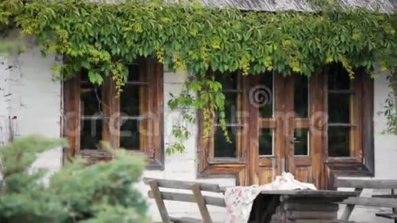带窗户和门的浪漫旧乡村别墅视频的预览图