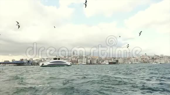 伊斯坦布尔大堤的宽阔平面图可以看到加拉塔大厦和加拉塔大桥视频的预览图