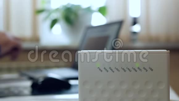 无线路由器网络工程师使用笔记本电脑建立互联网特写视频的预览图