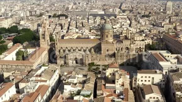 阳光明媚的一天可以俯瞰欧洲老城行动鸟瞰老城区和城市天际线吸引人视频的预览图