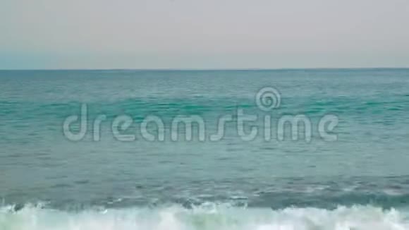中年男子跑进大海游泳视频的预览图