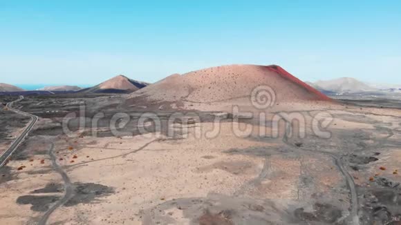 从空中接近加拿大兰萨罗特岛上的大陨石坑视频的预览图