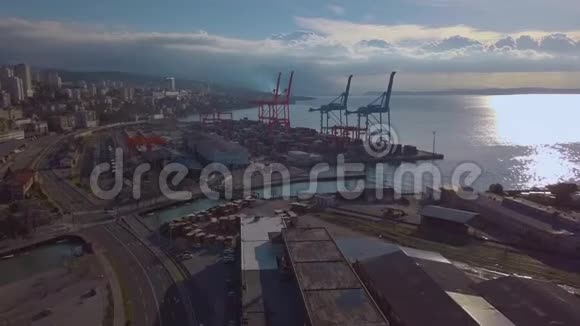 克罗地亚里耶卡市的海运货物港口从无人机上看晴天在海上视频的预览图