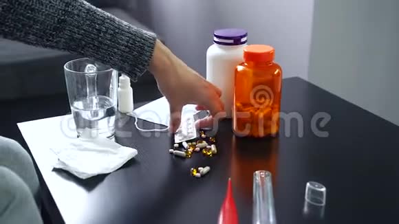 药片胶囊和温度计放在桌子上女人在吃药视频的预览图