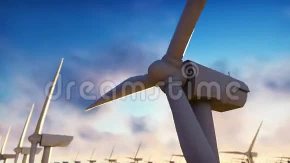 日出时的风车农场风车对抗蓝天现实的循环动画视频的预览图