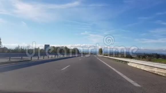 沿着高速公路前进视频的预览图