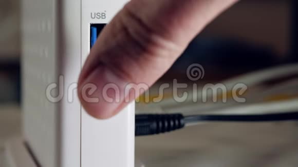 无线路由器男性手指按下设备上的按钮特写视频的预览图