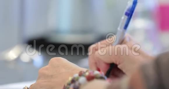 嬉皮士女人在活动笔记上写笔记视频的预览图