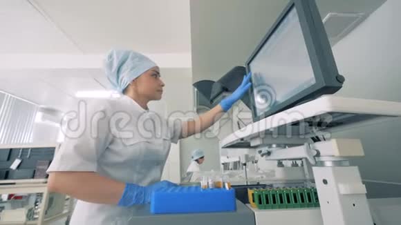 有功能设备的实验室单位有几名女性专家在其中工作视频的预览图