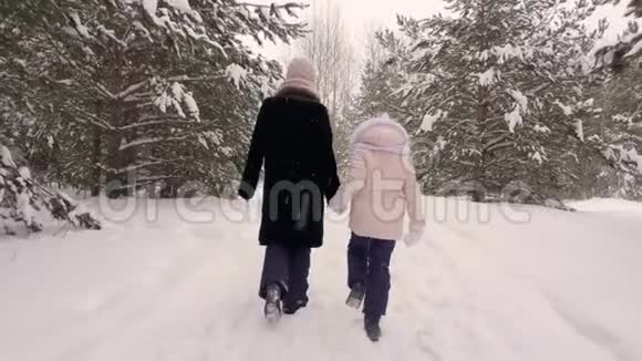 母女俩在树林里散步视频的预览图