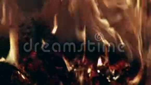 在一场大火中的火焰视频的预览图