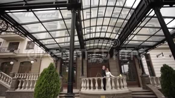 玛丽夫妇站在美丽的阳台上时髦的人视频的预览图