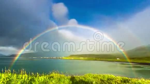 4K时间推移在微风和彩虹中移动的草在邻居GrundarfjordurGrundarfjArA你一个最喜欢的视频的预览图