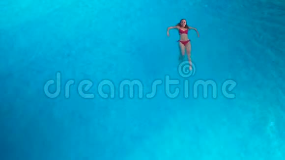 在泳池里她背上漂浮的女孩视频的预览图