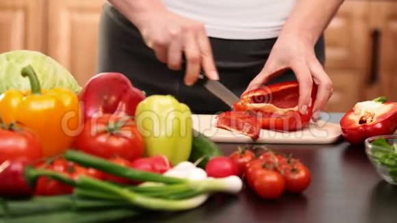女人用手切红椒做蔬菜沙拉视频的预览图