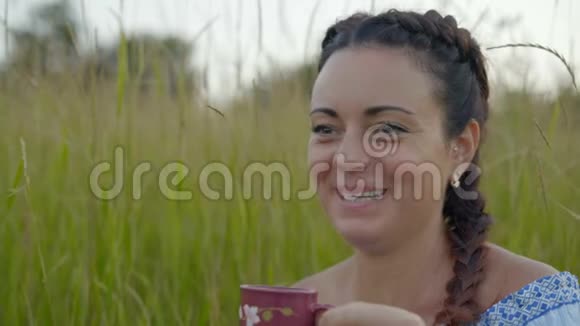 特写镜头手里拿着一杯咖啡的美丽女人无法忍受笑声视频的预览图