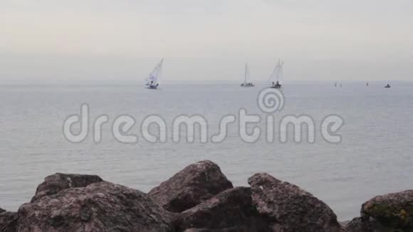帆船海崖景观海岸线游艇视频的预览图
